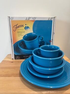 Vintage retired Fiesta Peacock 831 327 Blue 4-Piece Ceramic Dinnerware Set